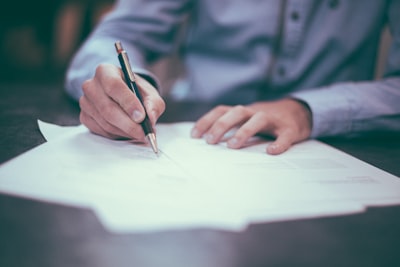 Personne signant des documents financiers