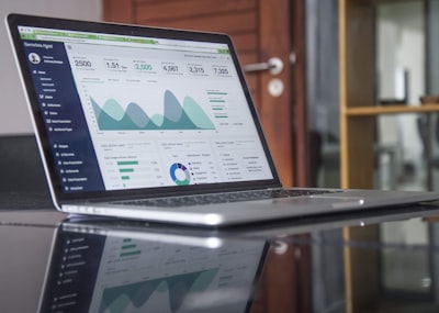 Ordinateur portable affichant des graphiques d'analyse