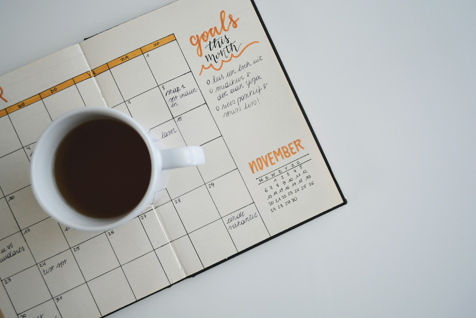 Agenda ouvert avec une montre, symbole de la gestion du temps