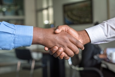 Poignée de main entre deux professionnels