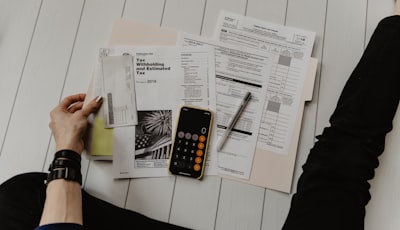 Calculatrice et documents de taxes sur un bureau