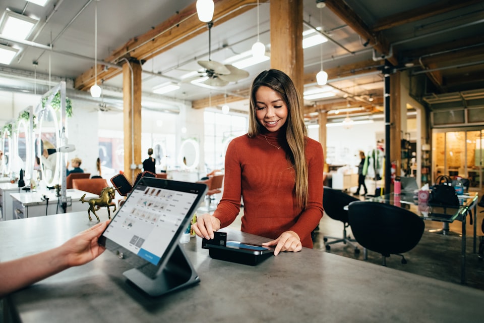 Propriétaire de PME souriante dans son commerce