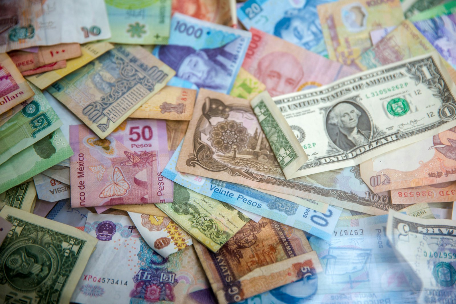 Billets de banque et pièces de monnaie posés sur une table