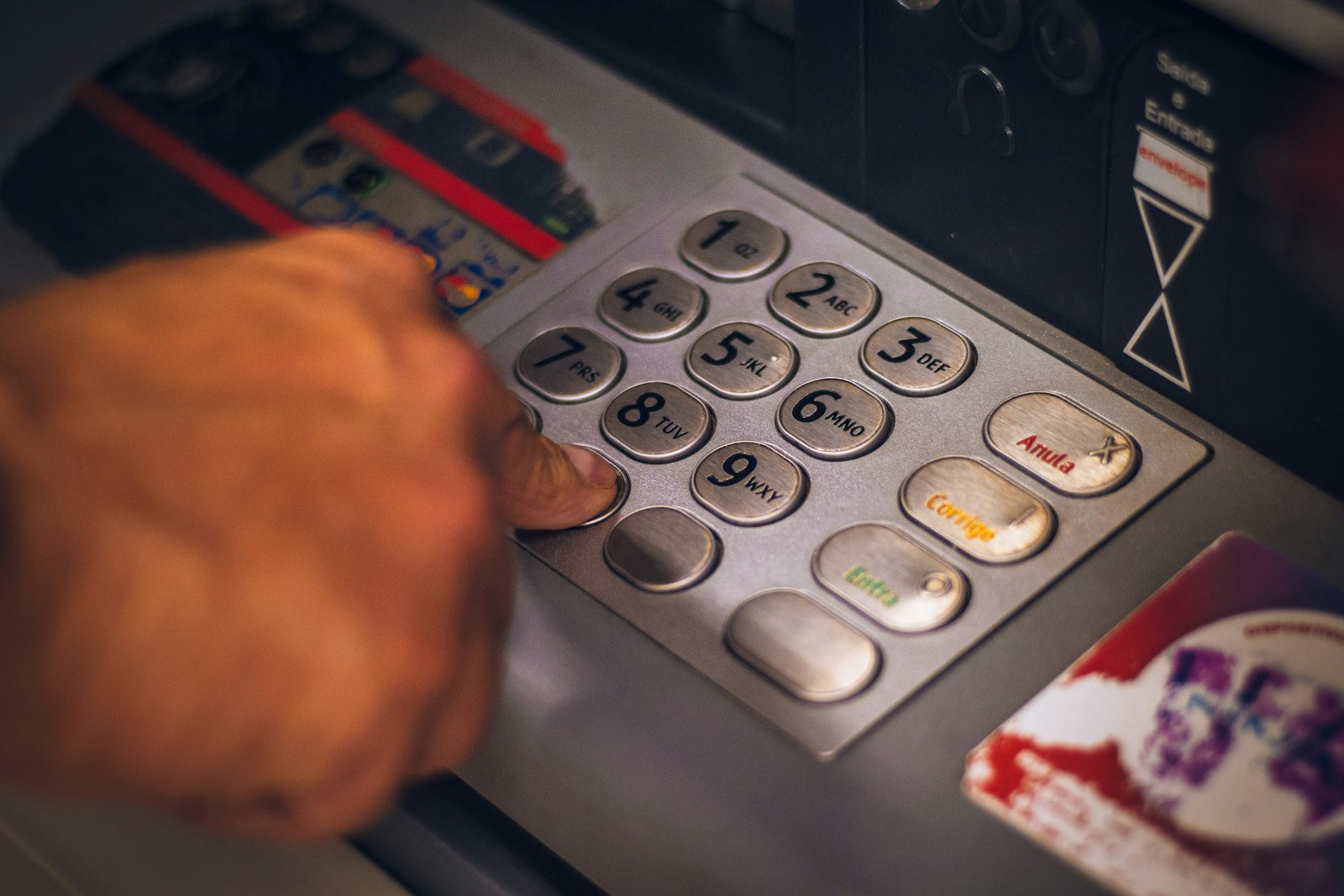 Personne consultant ses opérations bancaires sur un ordinateur portable