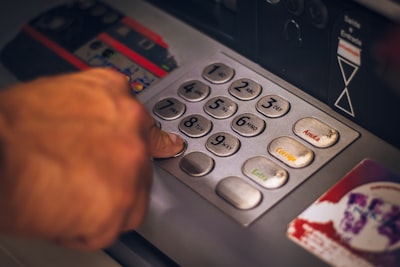 Personne consultant ses opérations bancaires sur un ordinateur portable